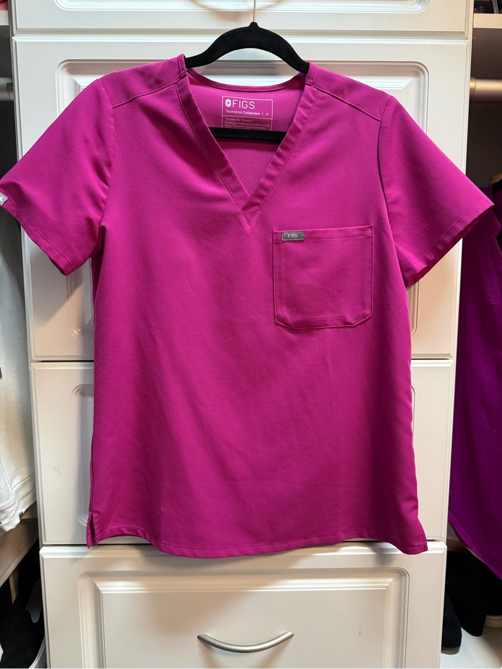 Figs V-Neck Scrub Top in Magenta